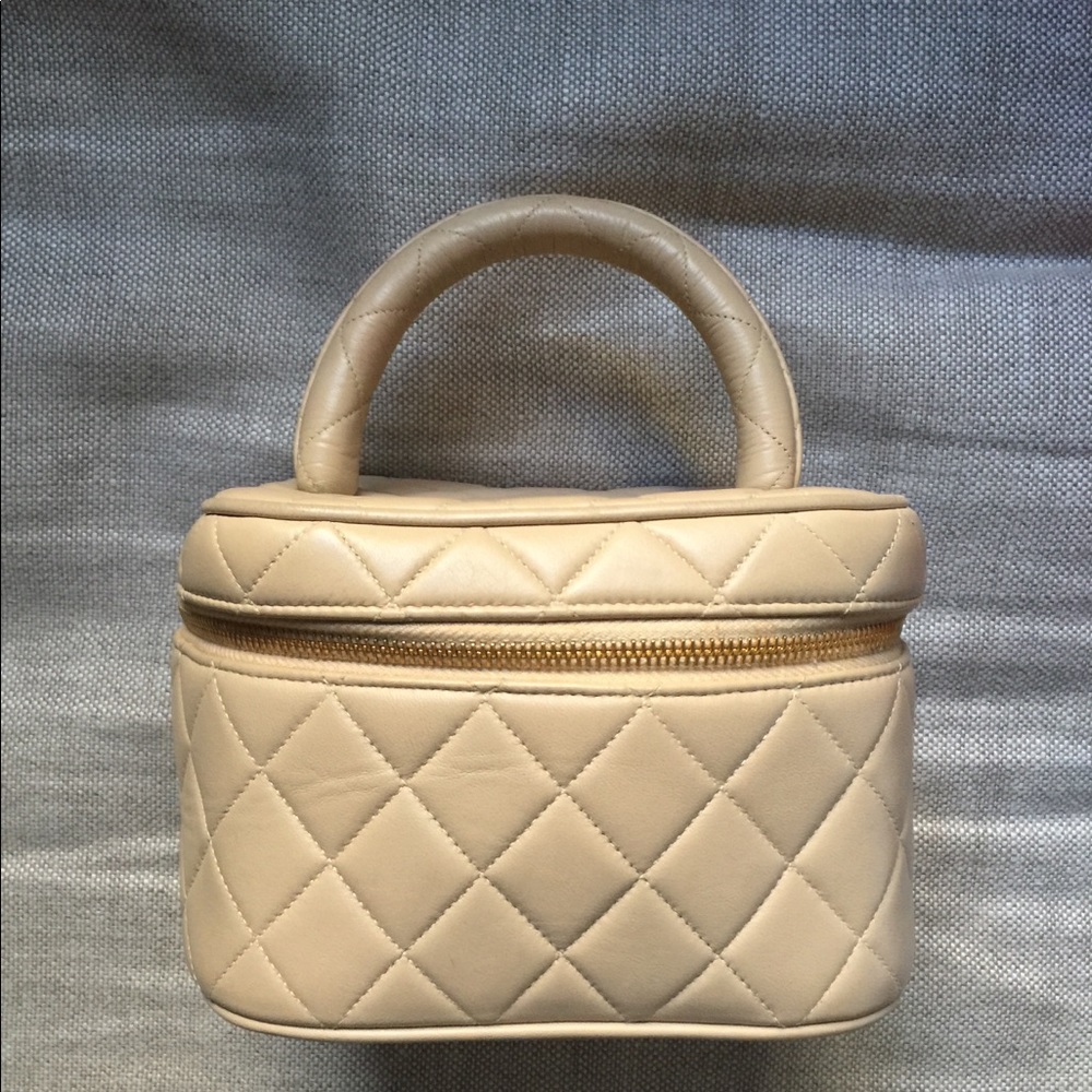 ❤️SOLD❤️ Vintage Beige Chanel Lamb Skin Vanity Bag